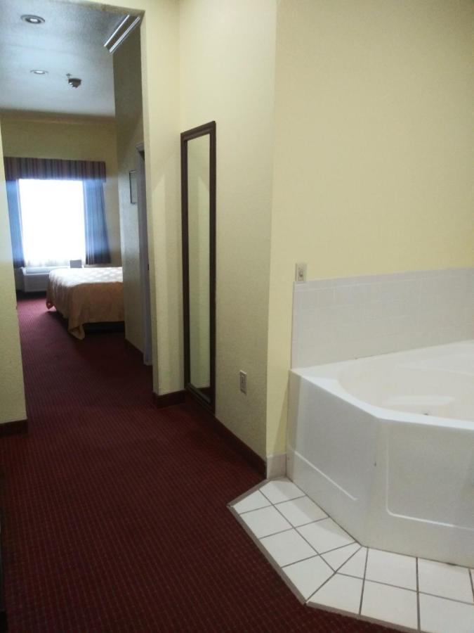 Springwood Suites Houston Iah - Beltway 8 Экстерьер фото