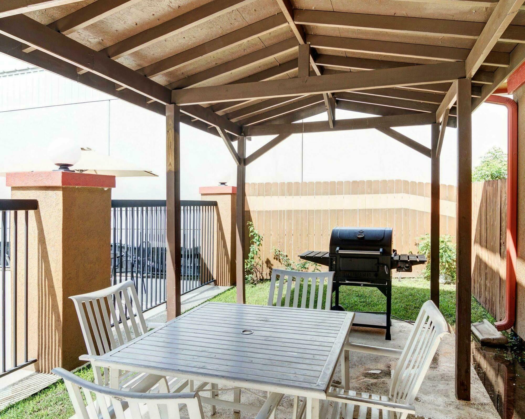 Springwood Suites Houston Iah - Beltway 8 Экстерьер фото